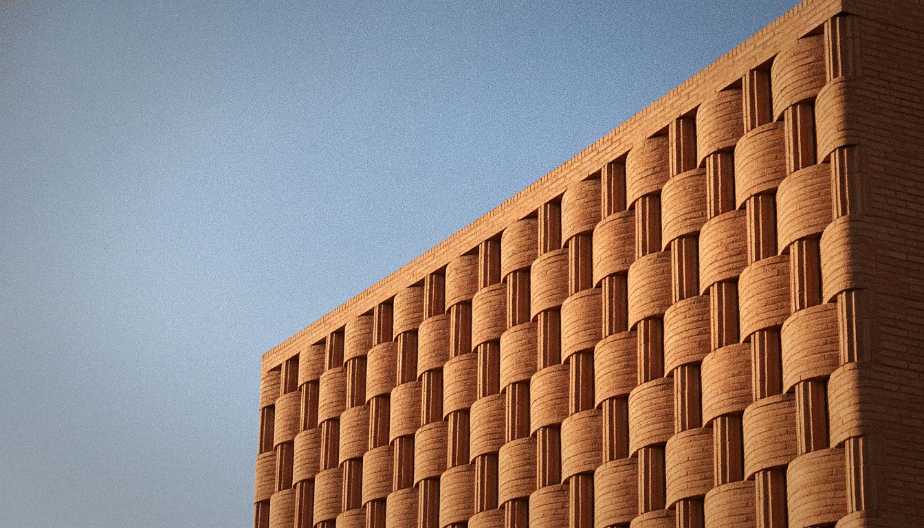 Facciata in mattoni color terracotta del Museo Yves Saint Laurent a Marrakech con motivi geometrici che ricordano la trama di un tessuto
